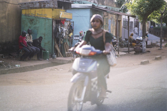 Une femme circulant dans Bamako